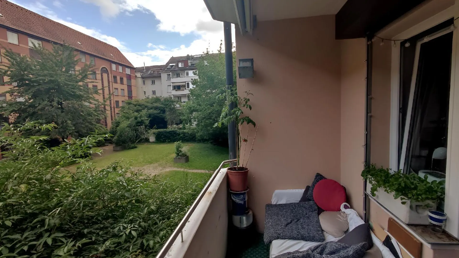 Cozy Central Home With Balcony Basel